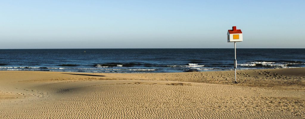 sea-5243070_1920 Strand mit Meerblick und Häuschen