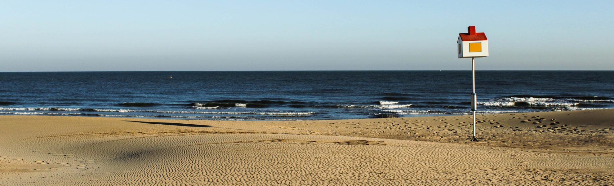 sea-5243070_1920 Strand mit Meerblick und Häuschen